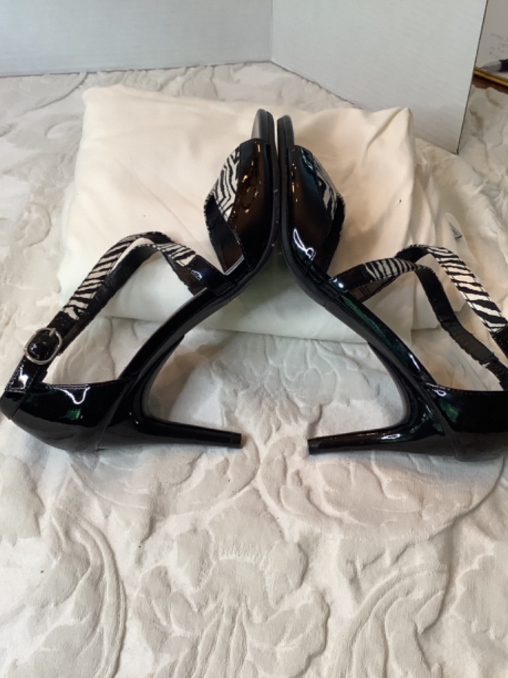 EUC Dana Buchman black & Zebra crisscross heels sz.8 - Picture 6 of 12